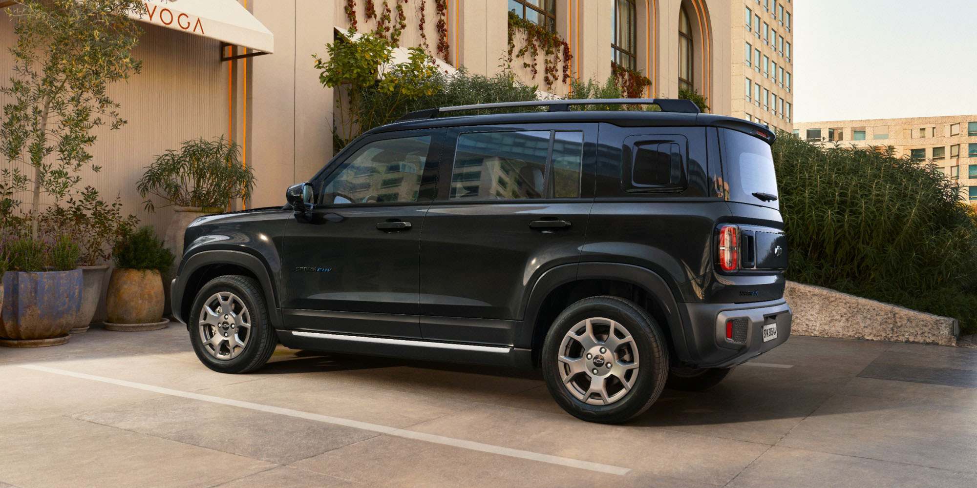 Auto negro estacionado