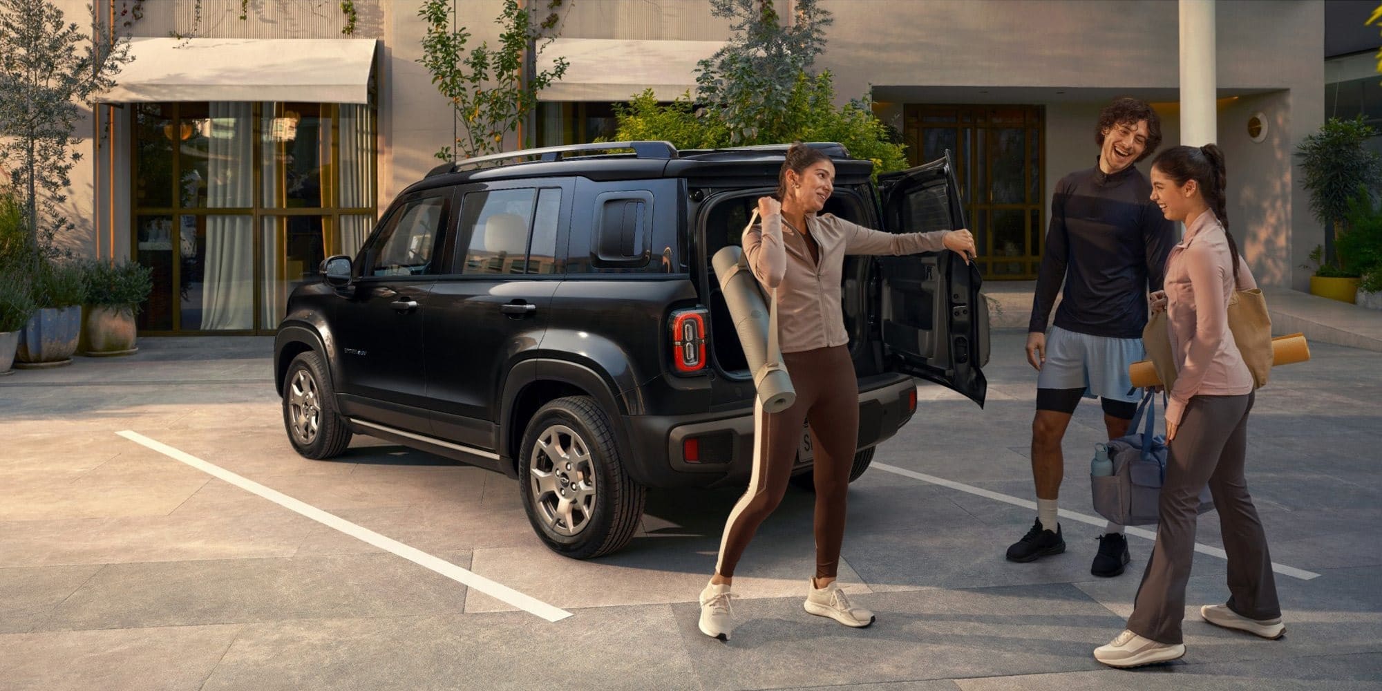 Chevrolet Spark EV  negro con familia